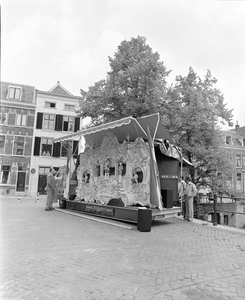 884992 Afbeelding van het Nijmeegse stadsorgel 'De Korsikaan' op een brug over de Nieuwegracht te Utrecht. Het ...